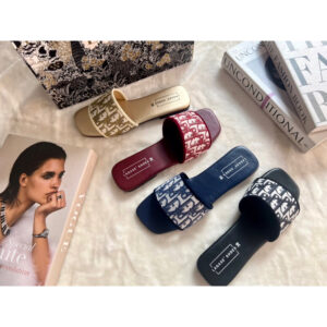 🎁Afashion🎁รองเท้าแตะแบบสวม ลายยอดฮิตDr สวยหรูมากค่ะ มีไซด์36-45 สินค้าพร้อมส่งนะคะ