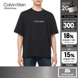CALVIN KLEIN เสื้อยืดคอกลมแขนสั้นผู้ชาย Standard Logo ทรง Relaxed รุ่น 40HM228 UB1 - สีดำ