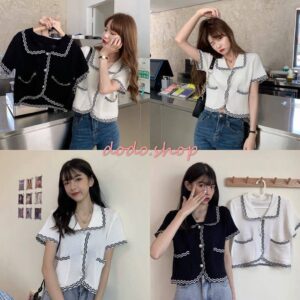 DODO*พร้อมส่ง*เสื้อเสื้อคอปก กระดุมมุกสีขาว มีกระเป๋าสองข้าง ตกแต่งขอบด้วยลายเส้นหยัก น่ารักสไตล์เกาหลี(47052)